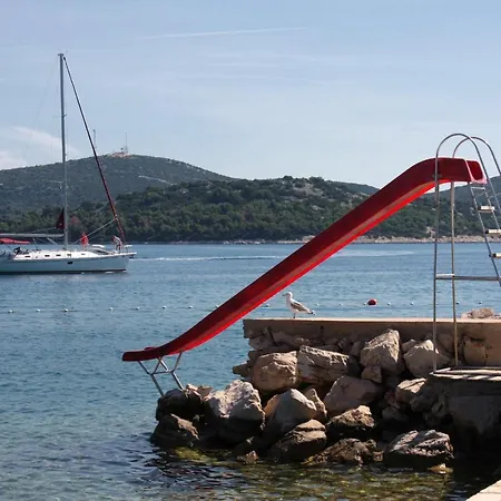 And With Parking Space Jezera, Murter - 5082 Gostinjska kuća Jezera